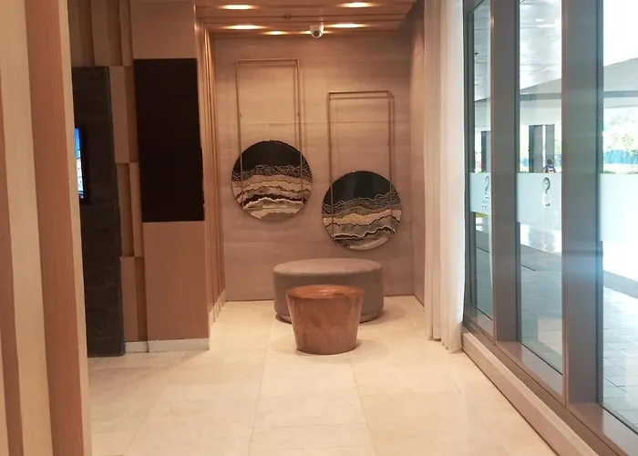 Modern Moa Escape, Work, Chill & Views * Manila